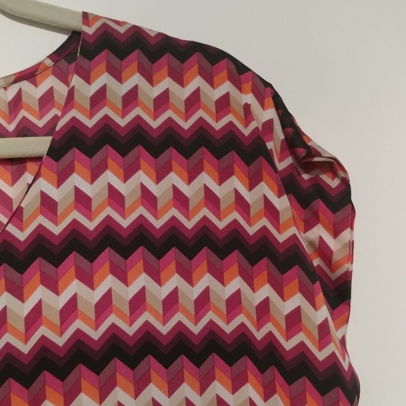 Multi colored patterned top👕 - Picture 3 of 8